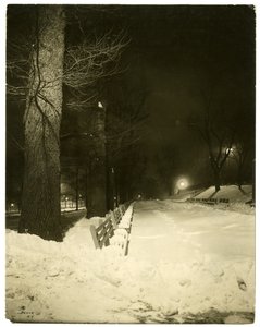 The Mall at night, Boston, Mass, USA, ca. 1902-10 (foto af gelatinesølv) af Jessie Tarbox Beals