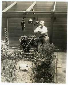 Tony Sarg i sin have af Jessie Tarbox Beals