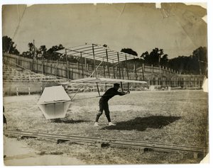 William Avery i "Gliding Machine" af Jessie Tarbox Beals