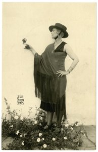 Kvinde med en blomst, ca. 1905-40 af Jessie Tarbox Beals