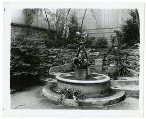 springvand i haven, ca. 1905-40 (gelatine-sølvfoto) af Jessie Tarbox Beals