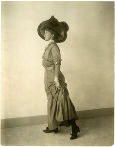 model i fjerhue, ca. 1905-18 (foto af gelatine sølv) af Jessie Tarbox Beals