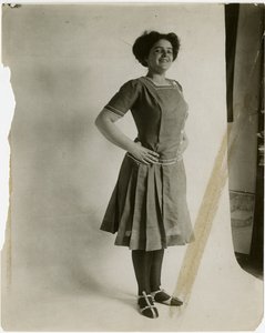 model med arme akimbo, ca. 1905-11