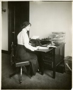 model med skrivemaskine, ca. 1905-18 (foto af gelatinesølv) af Jessie Tarbox Beals