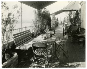 terrasse med udsigt over floden, ca. 1936-37 (foto af gelatine sølv) af Jessie Tarbox Beals