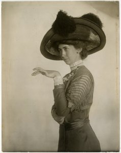profil af fjerbeklædt hat, ca. 1905-18 (foto af gelatinesølv)