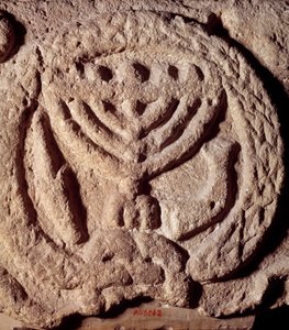 Jødedom: arkitektonisk element i basalt af en synagoge dekoreret med en lysestage med syv grene (Menora eller Menorah), palme og trompet. Fra Transjordan. Omkring 100 e.Kr. Paris, Louvre-museet af Jewish School
