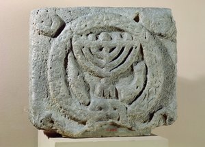 Relief, der viser en menorah, fra Umm Qeis (Ancient Gadara) Jordan (basalt) af Jewish School
