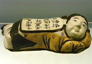 Keramisk, barneformet pude, med et digt, der minder om et natlandskab, fra Cizhou, Jin-dynastiet (1115-1234), Shanghai National Museum. Fotografi, Leonard de Selva, Kina, 2006. af Jin Dynasty Chinese School