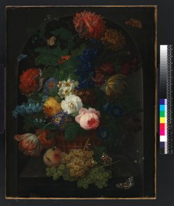 En kurv med blomster med frugt
