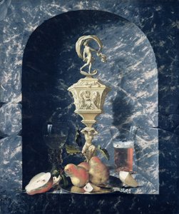 Stilleben med dekoreret bæger, frugt og glas i en stenalkove, 1682