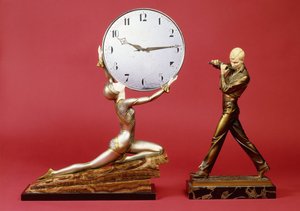 Knælende pige med ur og en fløjtespiller (bronze, elfenben, metal, marmor)