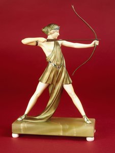 Bueskytten (bronze- og elfenbensfigur, grøn onyx-base på elfenbensfødder)