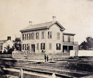 Abraham Lincoln poserer foran sit hjem i Springfield, Massachusetts, ca. 1860