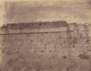 Edfu, skulpturer og inskriptioner på den østlige facade af indhegningsmuren