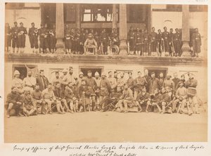 Officerer og mænd fra brigadegeneral Goughs brigade taget på pladsen i Shah Shujahs palads, 1880 af John Burke