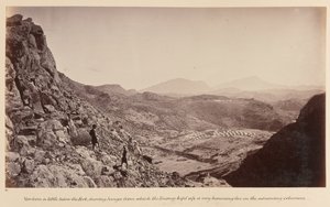 ?Udsigt fra lidt under fortet, der viser Sunga, hvorfra fjenden holdt op med en meget chikanerende ild mod de fremrykkende kolonner?, 1878 af John Burke