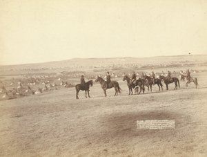 Gen. Miles og personale ser på den største fjendtlige indianerlejr i USA, nær Pine Ridge af John C. H. Grabill