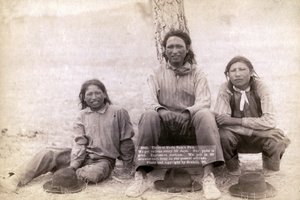 Tre Lakota-teenagedrenge i vestligt tøj, 1891