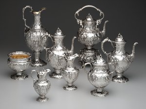 Vandkedel på stativ, kaffekande, chokoladekande, slopskål, sukkerskål, mælkekande, flødekande og ævle, ca. 1851 (sølv og elfenben) af John Chandler Moore