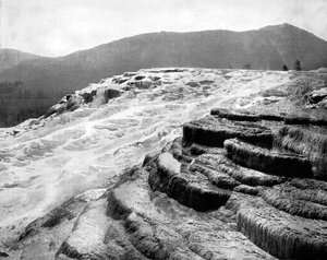 Mammoth Hot Springs, Yellowstone National Park, USA, 1893. af John L. Stoddard