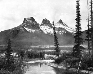The Three Sisters, Canmore, Canadian Pacific Railway, 1893. af John L. Stoddard