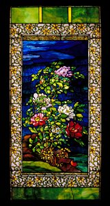 Vindue: Pæoner i vinden, muligvis
1889/omarbejdet i 1908 Blyholdigt glas med kobberfolie)