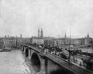 London bridge bygget i 1831 over Themsen i London, ca. 1900 (s/h foto)