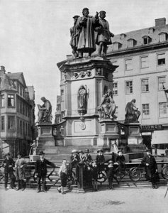 Monument til minde om Gutenberg (v.1397-1468) tysk opfinder af trykpressen, Frankfurt (s/h foto) af John Lawson Stoddard