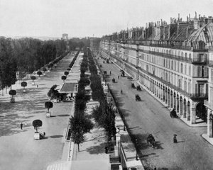Rivoli-gaden i Paris, på l: Tuileries-haven, i baggrunden: Triumfbuen, ca. 1900 (s/h-billede) af John Lawson Stoddard