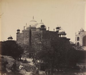 Taj Mahal, set bagfra af hvilehuset, med figur, ca. 1858-1862.
