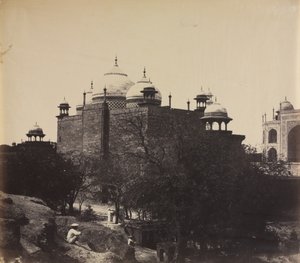 Taj Mahal, set bagfra af hvilehuset, med figur, ca. 1858-1862.