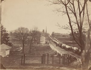 Tog af militærvogne på vej ind i Petersburg, Virginia, april 1865 (foto)