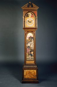 Et 1800-tals pedimenteret ur med lang kasse i stor udstrækning af John Roddam Spencer Stanhope