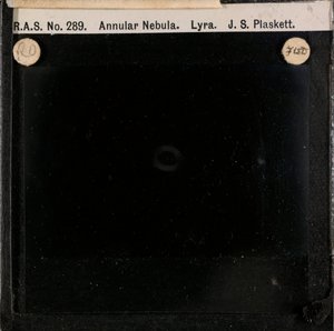 Astronomisk glaspladebillede af ringformet tåge i Lyren (glasnegativ) af John Stanley Plaskett