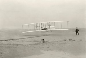Wright Flyer I laver sin første flyvning på 120 fod på 12 sekunder i Kitty Hawk, North Carolina af John T. Daniels