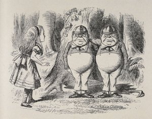 Alice møder Tweedle Dee og Tweedle Dum for første gang. De stod under et træ med hver sin arm om halsen på den anden, og Alice vidste, hvad der var hvad om et øjeblik, for den ene havde "Dum" broderet på sin krave, og den anden "Dee. af John Tenniel