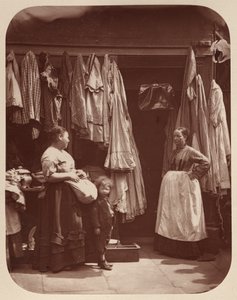 En gammel tøjbutik, syv skiver af John Thomson