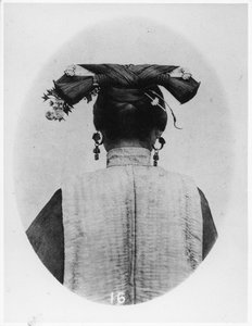 Bagfra af Coiffure af gift Manchu matrone, c.1867-72 af John Thomson