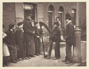 Halian Street Musicians, 1881. af John Thomson