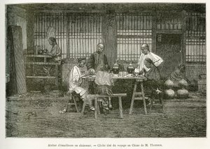 Håndværkerne fra et cloisonneværksted i Pekin. Gravering efter et fotografi af M.Thomson til illustration af rejsen til Pekin og det nordlige Kina, af T.Chutze, i 1873, udgivet i "" Le tour du monde "" 1876, redigeret af Edouard Charton, udgave Hachette, P af John Thomson