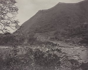 Udsigt over Den Kinesiske Mur, Kina, ca. 1871. af John Thomson