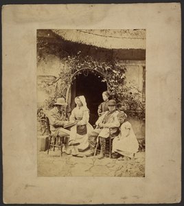 [Gruppe siddende uden for åben dør: to mænd med hatte, kvinde med kyse, to unge piger - den ene stående]. af John Whistler
