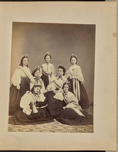 [Gruppeportræt af kvinder i kroner og skærf]. af Jordan H. Abbott