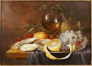 En Roemer, en skrællet halv citron på en tintallerken, østers, kirsebær og en appelsin på et draperet bord