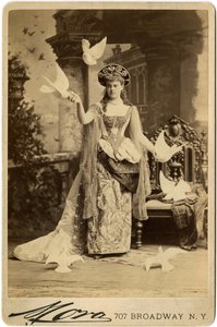 Alva Vandebilt, i kostume til hendes bold fra 1883 (sepiatryk)