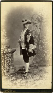 Peter Marie, Kostumebal