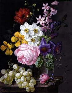 Roser, narcisser og blomster i en vase