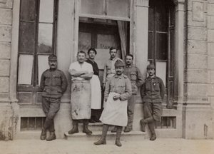 Album "Min verdenskrig - minder om den sydvestlige front i Kärnten, Italien, Trentino-Alto Adige) 31/03/1915-12/11/ 1918 - Josef Zohles Vienna ": gruppeportræt foran af Josef Zohles