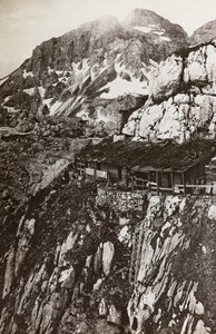 Album "Min verdenskrig - minder om den sydvestlige front i Kärnten, Italien, Trentino-Alto Adige) 31/03/1915-12/11/ 1918 - Josef Zohles Wien ": militærlejrbjerg (s/h) af Josef Zohles